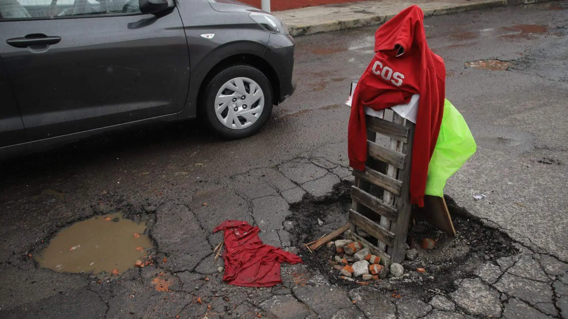 poblanos tratan de alertar donde hay un bache que podría afectar tu auto